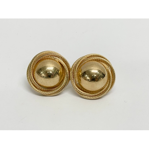 136 - A pair of 9ct gold earrings.