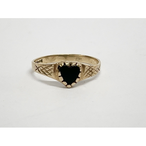 139 - A 9ct gold ladies ring. 1g