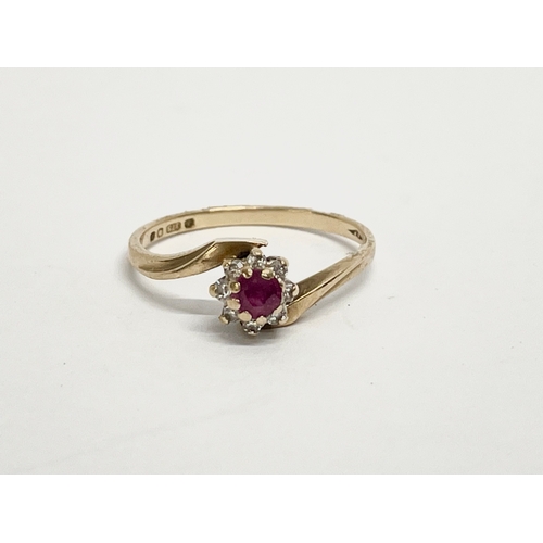 140 - A 9ct gold ladies ring. 1.39 grams.