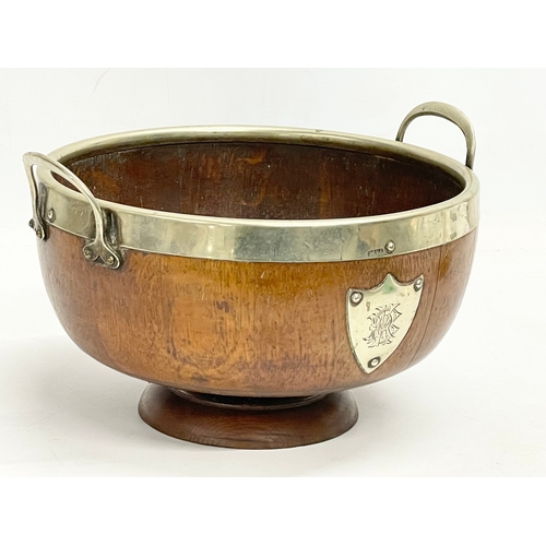 104 - An Edwardian oak and silver plated salad serving bowl. 26x24x17cm