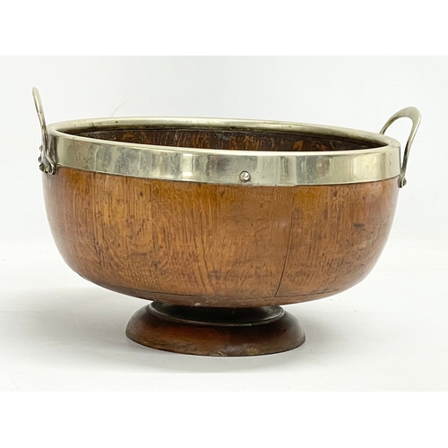 104 - An Edwardian oak and silver plated salad serving bowl. 26x24x17cm