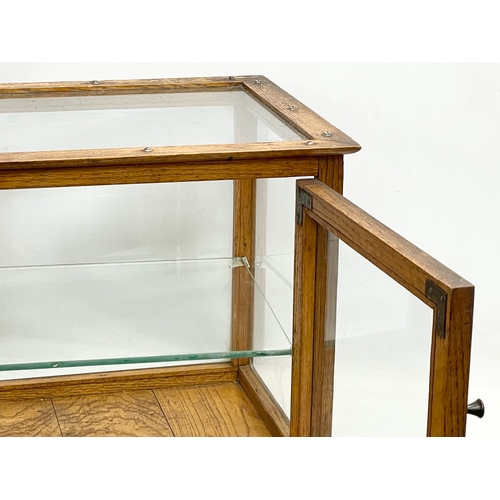 55 - A large Edwardian oak tabletop display cabinet. 49x44x47cm