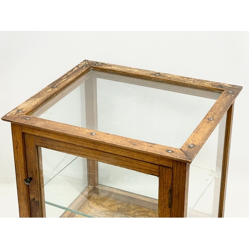 55 - A large Edwardian oak tabletop display cabinet. 49x44x47cm