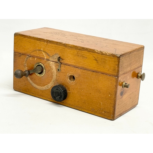 117 - A late 19th century Medical Magneto Electric Machine. 22x10x11cm