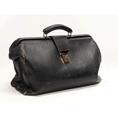 123 - A vintage Doctor's Gladstone bag. 47x29cm