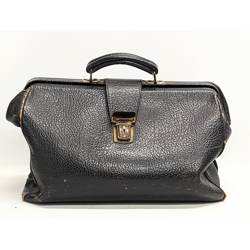 123 - A vintage Doctor's Gladstone bag. 47x29cm