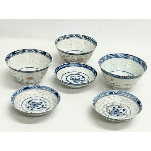 389 - A set of 3 18th/19th century Chinese porcelain rice bowls and covers. 11x9cm