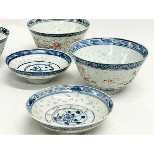 389 - A set of 3 18th/19th century Chinese porcelain rice bowls and covers. 11x9cm