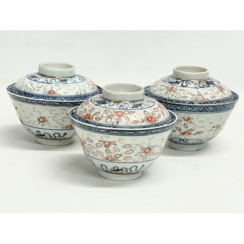 389 - A set of 3 18th/19th century Chinese porcelain rice bowls and covers. 11x9cm