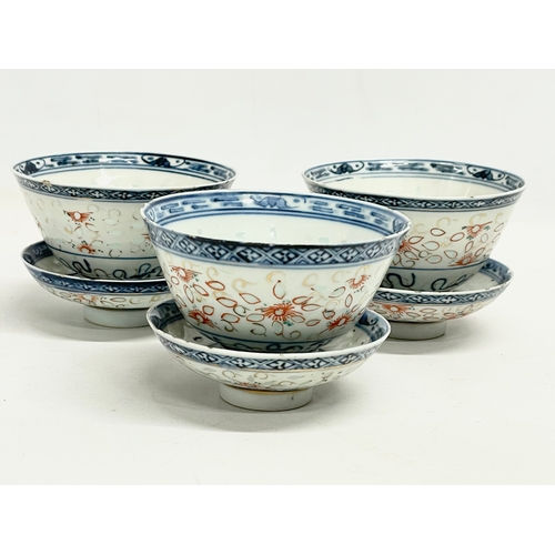 389 - A set of 3 18th/19th century Chinese porcelain rice bowls and covers. 11x9cm