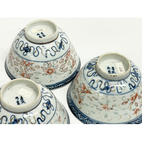 389 - A set of 3 18th/19th century Chinese porcelain rice bowls and covers. 11x9cm