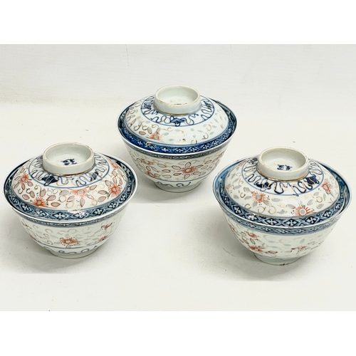 389 - A set of 3 18th/19th century Chinese porcelain rice bowls and covers. 11x9cm