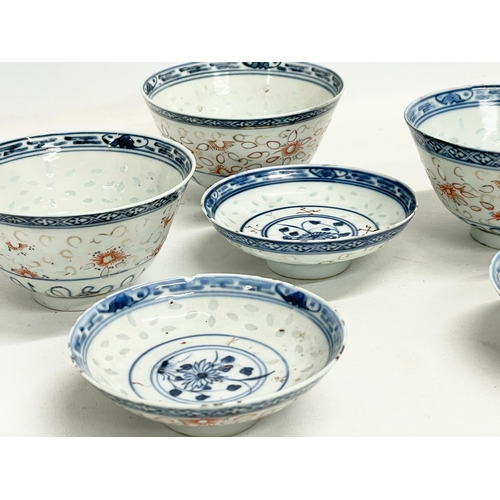 389 - A set of 3 18th/19th century Chinese porcelain rice bowls and covers. 11x9cm