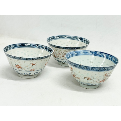 389 - A set of 3 18th/19th century Chinese porcelain rice bowls and covers. 11x9cm