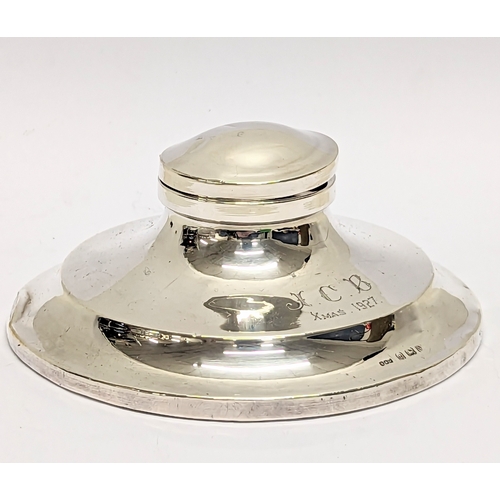 196D - A silver inkwell. Birmingham, 1920. Napper & Davenport. 11x5.5cm