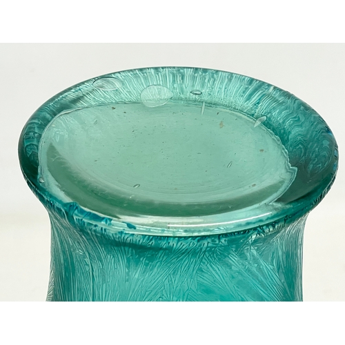 392 - A large early 20th century grass pattern glass vase. 19x32.5cm.