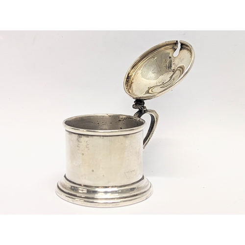 195L - A silver salt pot. Birmingham, 1933. John Rose. 6cm. 40.3g. No liner.