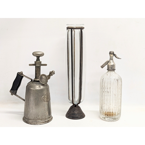 559 - A sundry lot including a vintage soda Syphon, Cromessol Ltd sprayer, etc