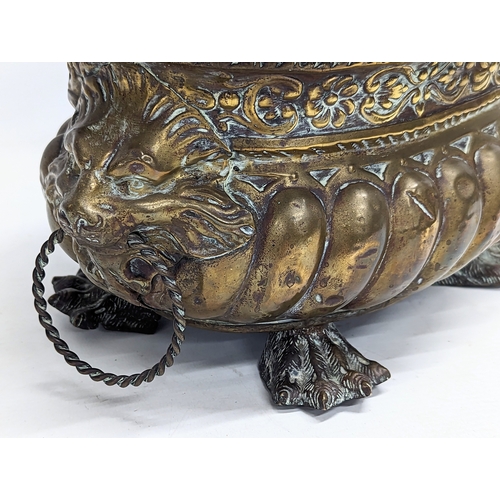 65E - An ornate 19th century planter with lion paw feet in the Regency style. 31x15.5cm