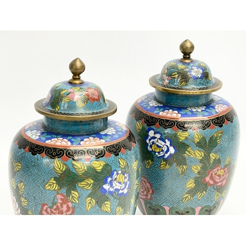 23 - A pair of late 19th/early 20th century Chinese cloisonné enamel urns with lids. Circa 1900. 21cm