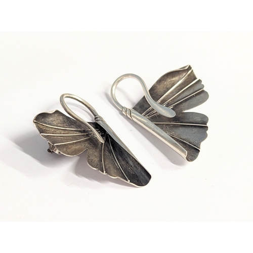 355 - A pair of silver clip-on earrings