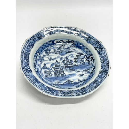 101 - A pair of 18th century Chinese Qianlong period bowls. 16cm