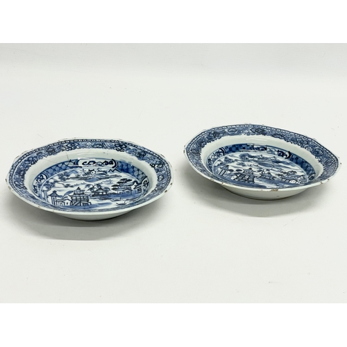 101 - A pair of 18th century Chinese Qianlong period bowls. 16cm