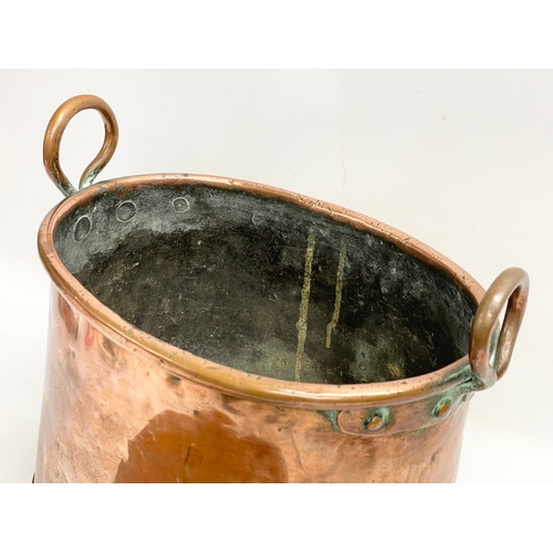 193 - A large Victorian copper 2 handled pot with lid. 34x24x30cm