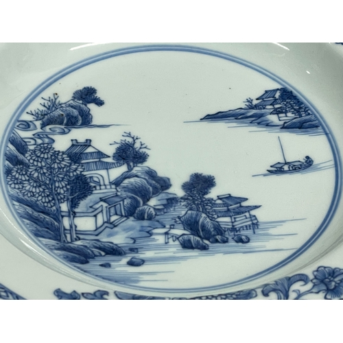 152 - An 18th century Chinese Qianlong period blue and white porcelain bowl. 22x22x4cm