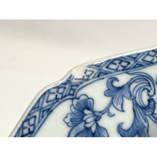 152 - An 18th century Chinese Qianlong period blue and white porcelain bowl. 22x22x4cm