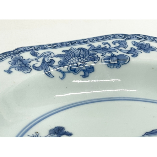 152 - An 18th century Chinese Qianlong period blue and white porcelain bowl. 22x22x4cm