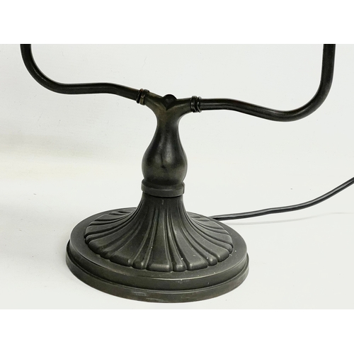 200 - A Tiffany style desk lamp. 26x32cm