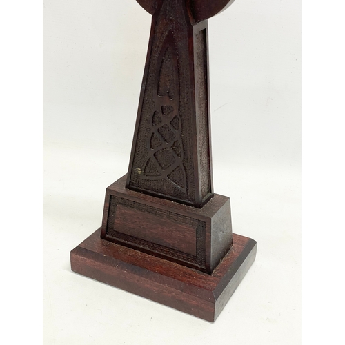 261B - A large vintage Celtic Cross. 16.5x11.5x45cm