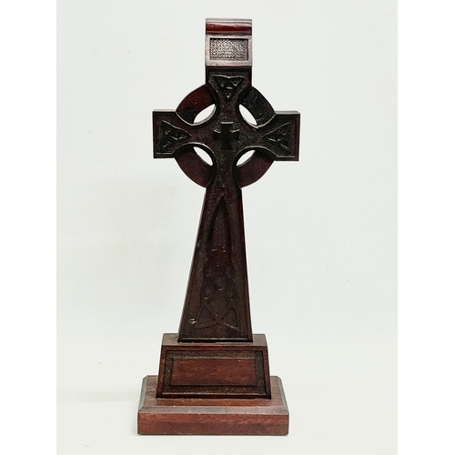 261B - A large vintage Celtic Cross. 16.5x11.5x45cm