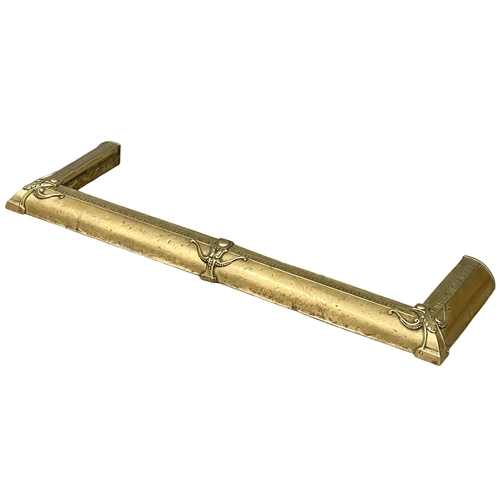 1140 - A late 19th century brass fender. 125x41cm