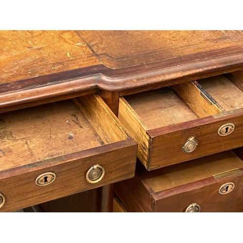 877 - A Victorian mahogany pedestal desk with leather top. 122x58x77cm