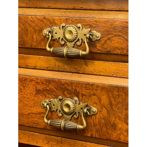 881 - A pair of late Victorian walnut pedestal side chests with 4 drawers. Circa 1890-1900. 41x57x74.5cm