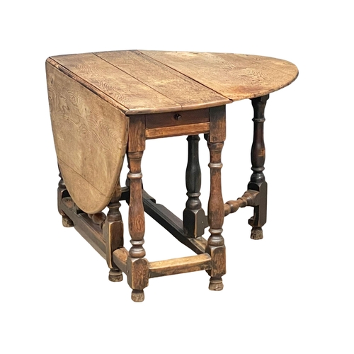 887 - A George I early 18th century oak drop leaf gateleg table with drawer. Circa 1720. Open 126x98x68cm.... 