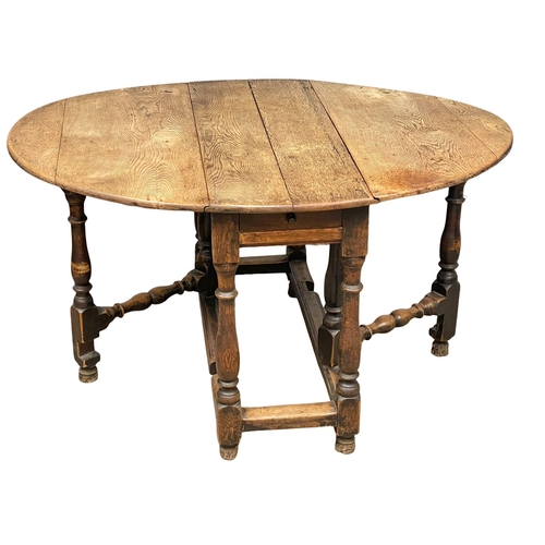 887 - A George I early 18th century oak drop leaf gateleg table with drawer. Circa 1720. Open 126x98x68cm.... 