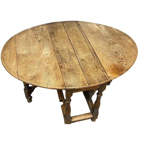 887 - A George I early 18th century oak drop leaf gateleg table with drawer. Circa 1720. Open 126x98x68cm.... 