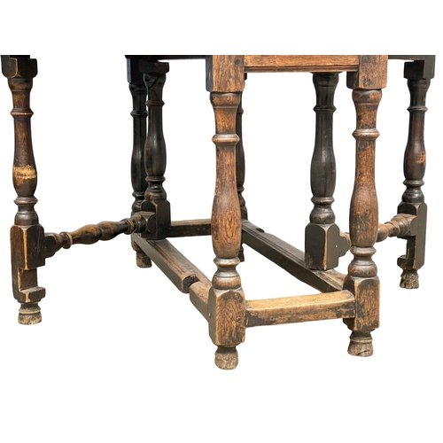 887 - A George I early 18th century oak drop leaf gateleg table with drawer. Circa 1720. Open 126x98x68cm.... 