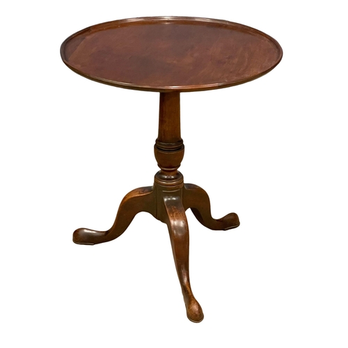 895 - A George III mahogany pedestal table. Circa 1800. 47x55cm