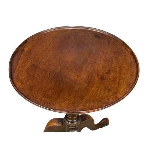 895 - A George III mahogany pedestal table. Circa 1800. 47x55cm