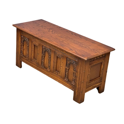 999 - An Old Charm joint oak blanket/storage box. 114x44.5x53cm