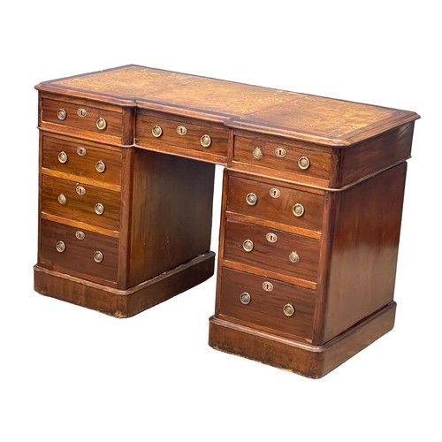 877 - A Victorian mahogany pedestal desk with leather top. 122x58x77cm