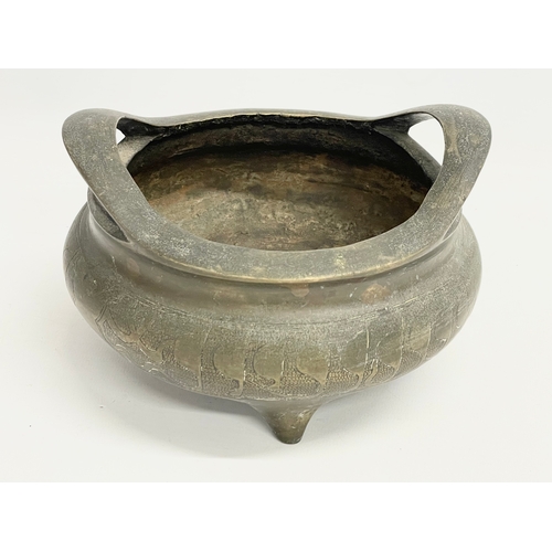 6 - A large 19th century Chinese bronze censer. 19x18x11cm