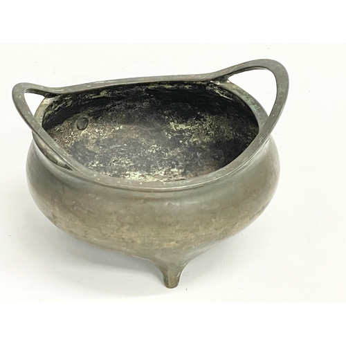 7 - A 19th century Chinese bronze censer. 14x13x8.5cm