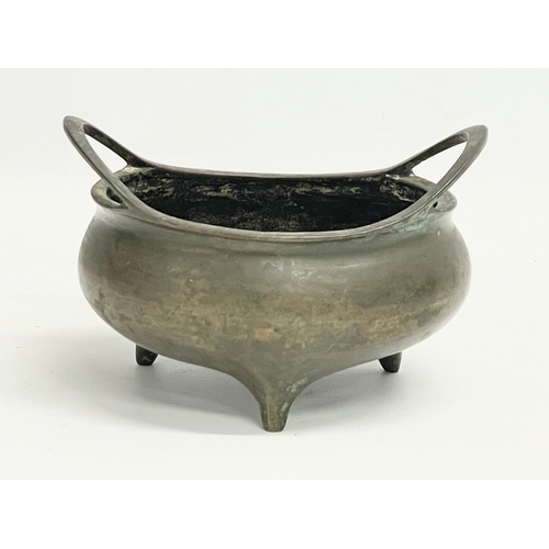 7 - A 19th century Chinese bronze censer. 14x13x8.5cm