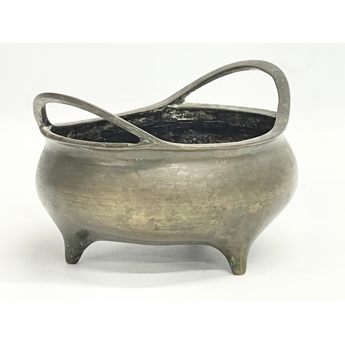 7 - A 19th century Chinese bronze censer. 14x13x8.5cm