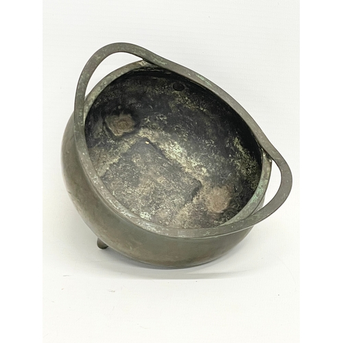 7 - A 19th century Chinese bronze censer. 14x13x8.5cm